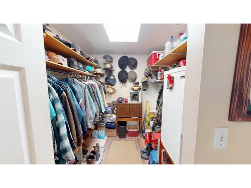 5284 Highway 95A, Cranbrook, BC - Indoor With Storage