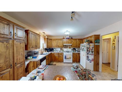 5284 Highway 95A, Cranbrook, BC - Indoor Photo Showing Kitchen