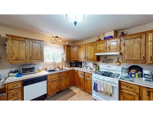 5284 Highway 95A, Cranbrook, BC - Indoor Photo Showing Kitchen With Double Sink