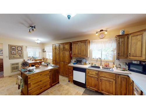 5284 Highway 95A, Cranbrook, BC - Indoor Photo Showing Kitchen