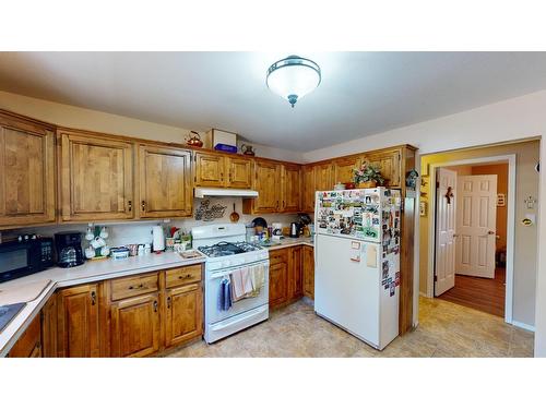 5284 Highway 95A, Cranbrook, BC - Indoor Photo Showing Kitchen