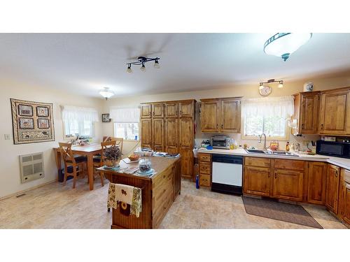 5284 Highway 95A, Cranbrook, BC - Indoor Photo Showing Kitchen With Double Sink