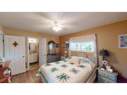 5284 Highway 95A, Cranbrook, BC - Indoor Photo Showing Bedroom