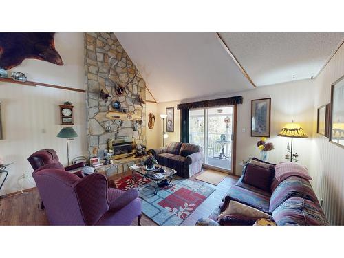 5284 Highway 95A, Cranbrook, BC - Indoor Photo Showing Living Room With Fireplace