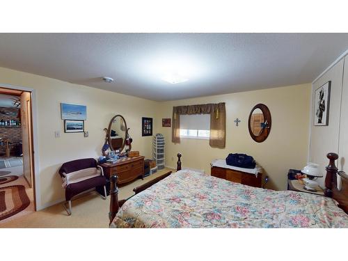 5284 Highway 95A, Cranbrook, BC - Indoor Photo Showing Bedroom