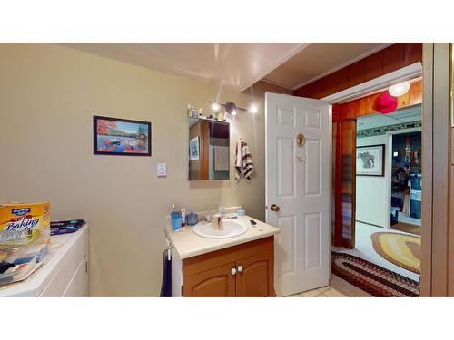 5284 Highway 95A, Cranbrook, BC - Indoor Photo Showing Bathroom