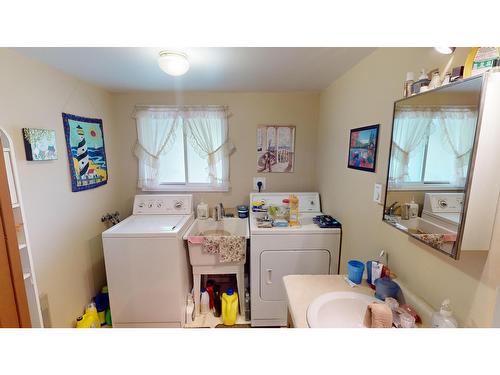 5284 Highway 95A, Cranbrook, BC - Indoor Photo Showing Laundry Room