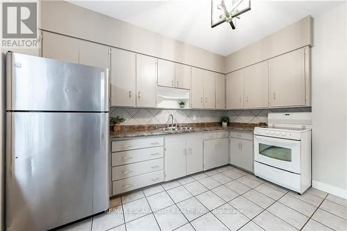 16 Tragina Avenue S, Hamilton, ON - Indoor Photo Showing Kitchen