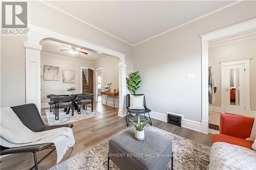 16 Tragina Avenue S, Hamilton, ON - Indoor Photo Showing Living Room