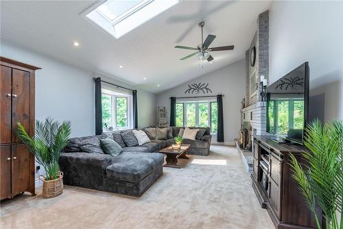 7575 Milburough Line, Milton, ON - Indoor Photo Showing Living Room