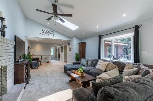 7575 Milburough Line, Milton, ON - Indoor Photo Showing Living Room