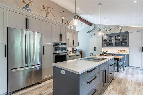 7575 Milburough Line, Milton, ON - Indoor Photo Showing Kitchen With Double Sink With Upgraded Kitchen