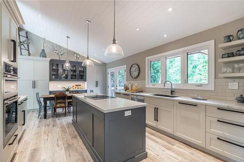 7575 Milburough Line, Milton, ON - Indoor Photo Showing Kitchen With Upgraded Kitchen