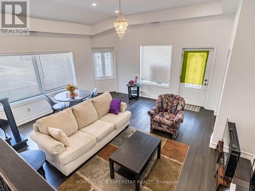 195 Tragina Avenue N, Hamilton, ON - Indoor Photo Showing Living Room