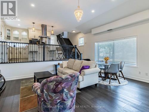 195 Tragina Avenue N, Hamilton, ON - Indoor Photo Showing Living Room