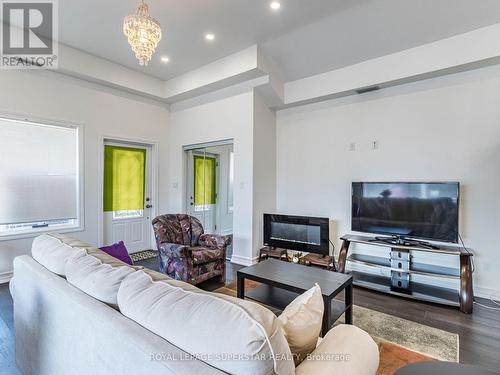 195 Tragina Avenue N, Hamilton, ON - Indoor Photo Showing Living Room