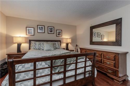 1232 Hammond Street, Burlington, ON - Indoor Photo Showing Bedroom