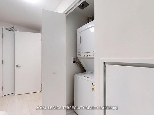 901-51 East Liberty St, Toronto, ON -  Photo Showing Laundry Room