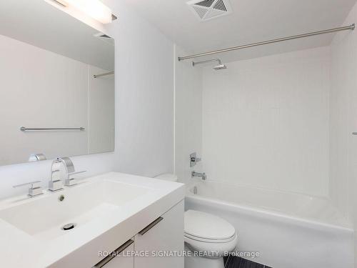 410-318 Richmond St W, Toronto, ON - Indoor Photo Showing Bathroom
