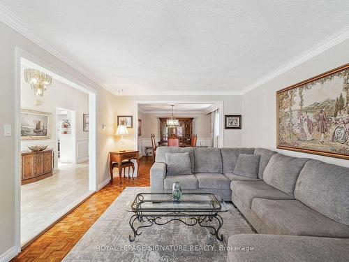38 Larchmere Ave, Toronto, ON - Indoor Photo Showing Living Room