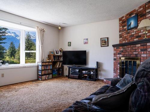 1338 Nichol Road, Revelstoke, BC - Indoor Photo Showing Living Room With Fireplace