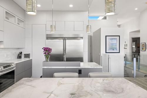 1290 Ponds Avenue, Kelowna, BC - Indoor Photo Showing Kitchen With Upgraded Kitchen