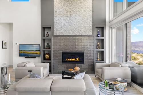 1290 Ponds Avenue, Kelowna, BC - Indoor Photo Showing Living Room With Fireplace