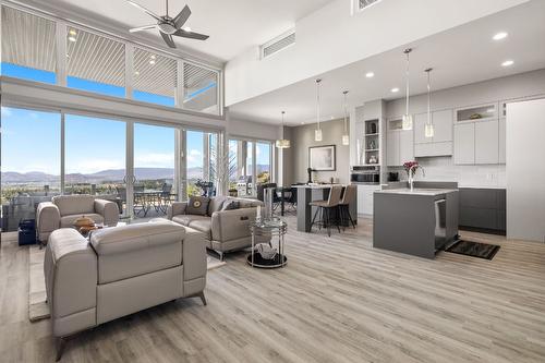 1290 Ponds Avenue, Kelowna, BC - Indoor Photo Showing Living Room