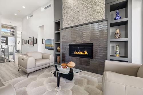 1290 Ponds Avenue, Kelowna, BC - Indoor Photo Showing Living Room With Fireplace