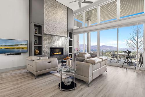 1290 Ponds Avenue, Kelowna, BC - Indoor Photo Showing Living Room With Fireplace