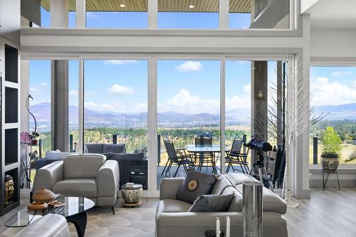 1290 Ponds Avenue, Kelowna, BC - Indoor Photo Showing Living Room