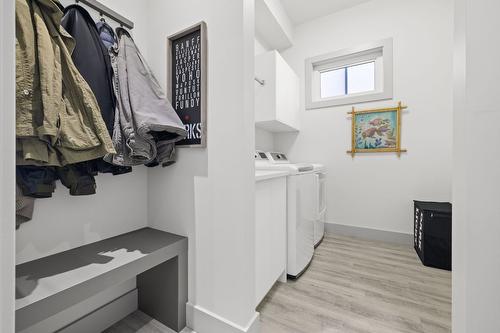 1290 Ponds Avenue, Kelowna, BC - Indoor Photo Showing Laundry Room