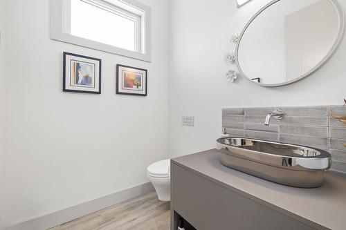 1290 Ponds Avenue, Kelowna, BC - Indoor Photo Showing Bathroom