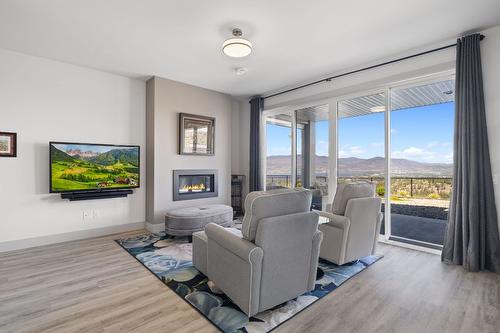 1290 Ponds Avenue, Kelowna, BC - Indoor Photo Showing Living Room With Fireplace