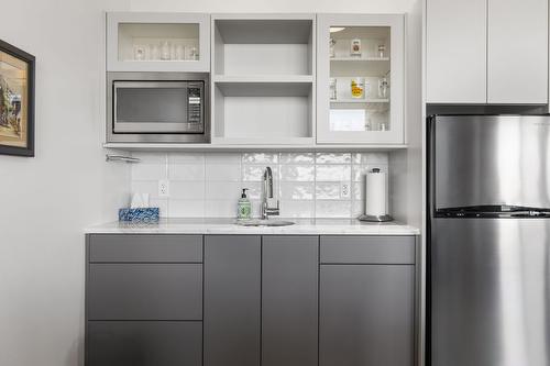 1290 Ponds Avenue, Kelowna, BC - Indoor Photo Showing Kitchen With Upgraded Kitchen