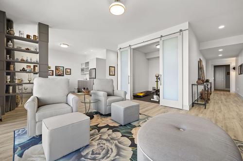 1290 Ponds Avenue, Kelowna, BC - Indoor Photo Showing Living Room