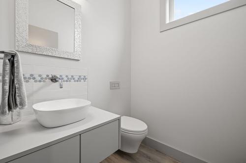 1290 Ponds Avenue, Kelowna, BC - Indoor Photo Showing Bathroom