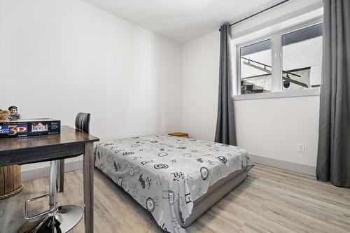 1290 Ponds Avenue, Kelowna, BC - Indoor Photo Showing Bedroom