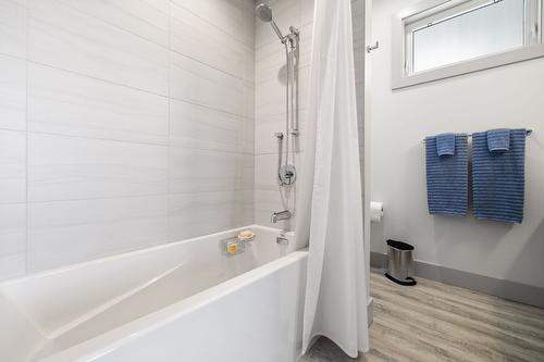 1290 Ponds Avenue, Kelowna, BC - Indoor Photo Showing Bathroom