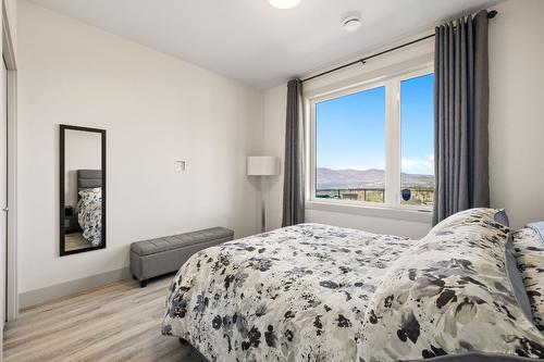 1290 Ponds Avenue, Kelowna, BC - Indoor Photo Showing Bedroom