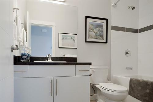 2069 Elkridge Drive, West Kelowna, BC - Indoor Photo Showing Bathroom