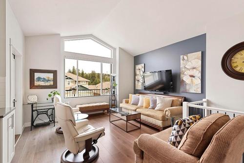 2069 Elkridge Drive, West Kelowna, BC - Indoor Photo Showing Living Room