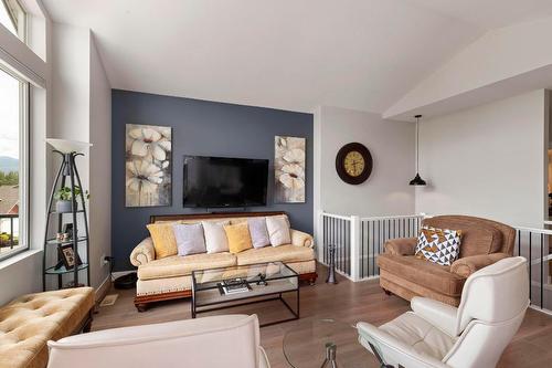 2069 Elkridge Drive, West Kelowna, BC - Indoor Photo Showing Living Room