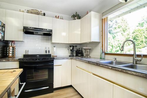 935 Sutcliffe Court, Kelowna, BC - Indoor Photo Showing Kitchen With Upgraded Kitchen