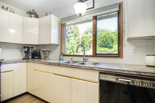 935 Sutcliffe Court, Kelowna, BC - Indoor Photo Showing Kitchen