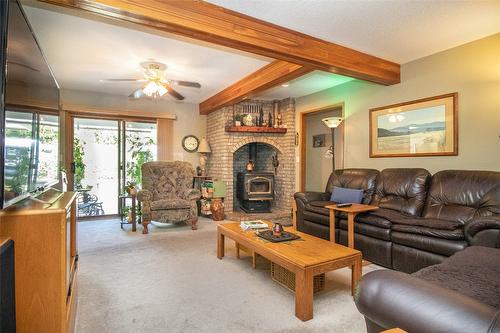 935 Sutcliffe Court, Kelowna, BC - Indoor Photo Showing Living Room With Fireplace