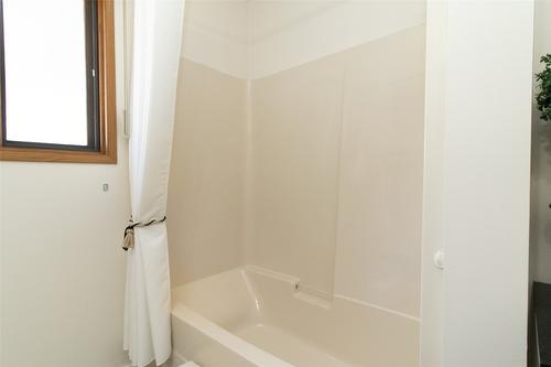 935 Sutcliffe Court, Kelowna, BC - Indoor Photo Showing Bathroom