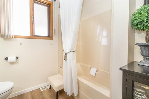 935 Sutcliffe Court, Kelowna, BC - Indoor Photo Showing Bathroom