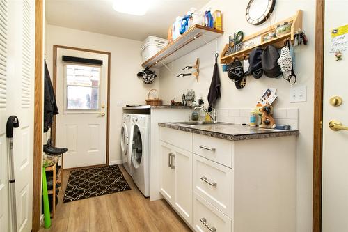 935 Sutcliffe Court, Kelowna, BC - Indoor Photo Showing Laundry Room