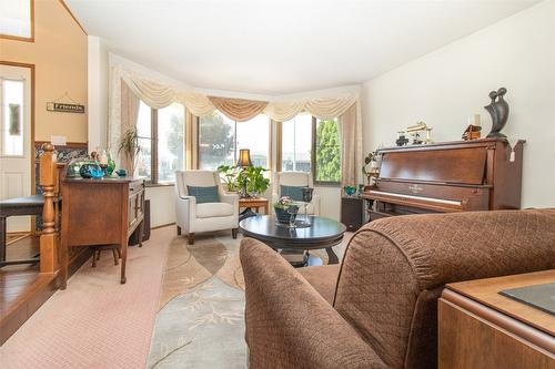 935 Sutcliffe Court, Kelowna, BC - Indoor Photo Showing Living Room